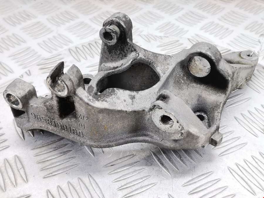 9658199180 Кронштейн генератора Citroen Xsara Picasso (1999-2012) Минивэн 2010г. | Фото № 2 9658199180 Кронштейн генератора Citroen Xsara Picasso (1999-2012) Минивэн 2010г. - Фото 2