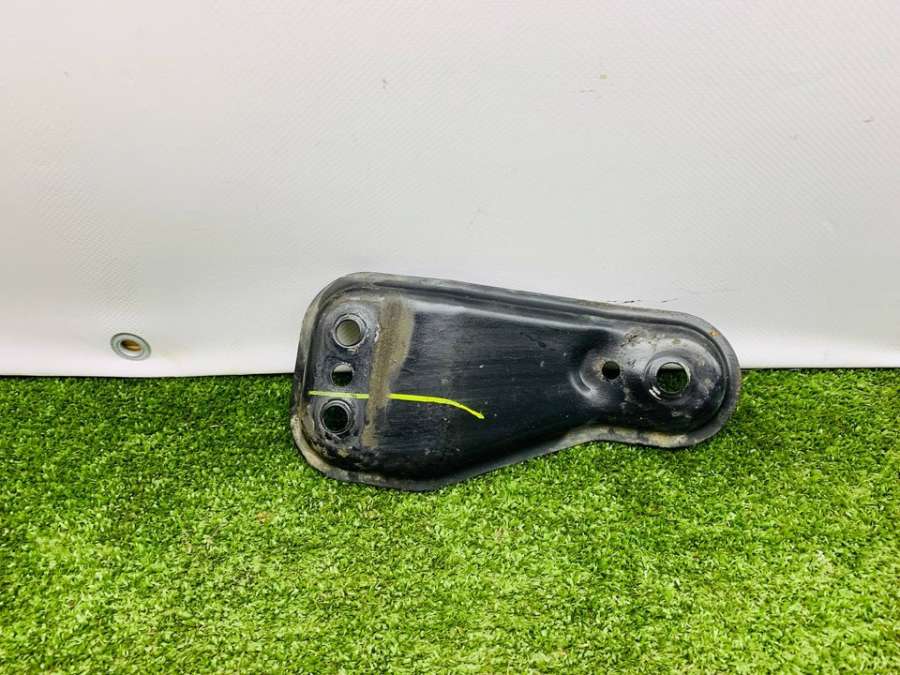 6R0199517  Кронштейн подрамника левый   Skoda Fabia III 2019г. | Фото № 1  6R0199517  Кронштейн подрамника левый   Skoda Fabia III 2019г. - Фото 1