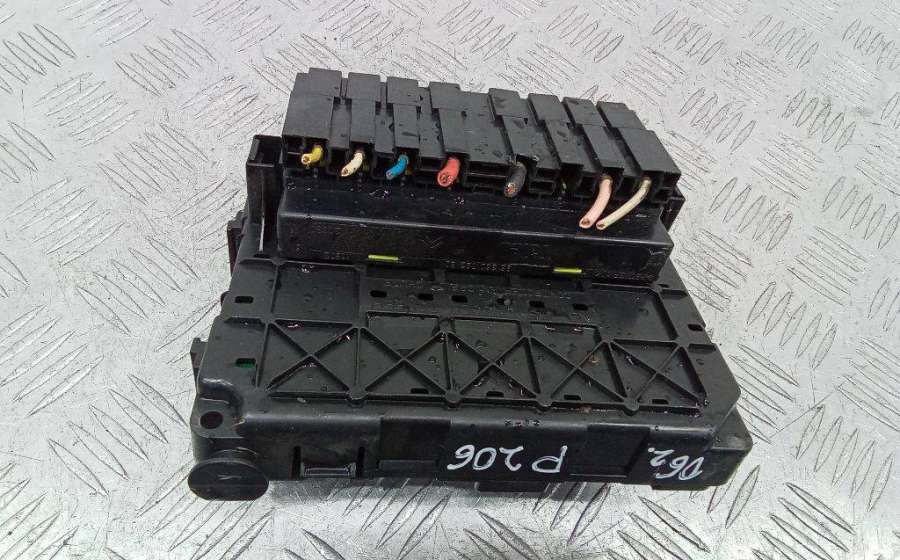 9650618480 Блок предохранителей  Peugeot 206 2004г. | Фото № 3  9650618480 Блок предохранителей  Peugeot 206 2004г. - Фото 3