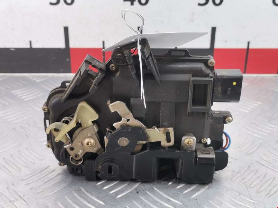 4B0839015D Замок двери задней левой Audi A6 C5 (1997-2005) Универсал 2004г. | Фото № 3 4B0839015D Замок двери задней левой Audi A6 C5 (1997-2005) Универсал 2004г. - Фото 3