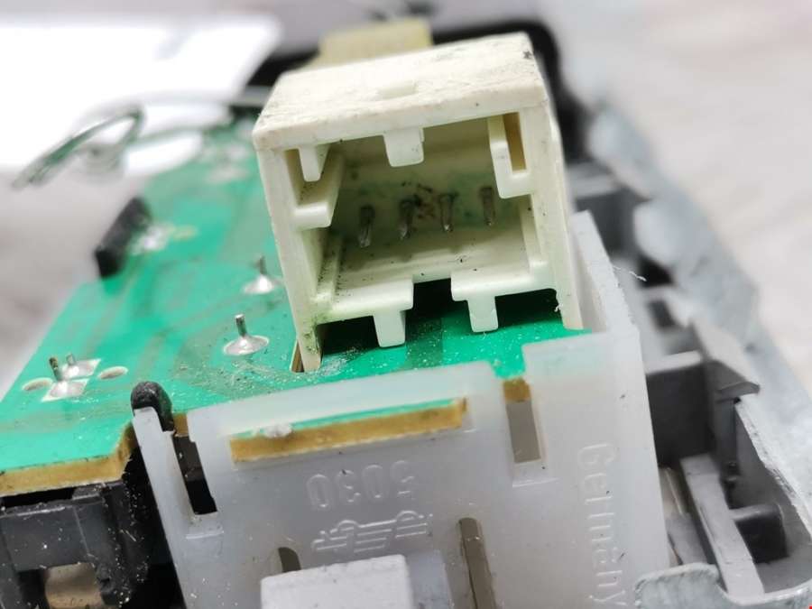 7L6947291B Плафон салонный Volkswagen Touareg 1 (2002-2010) Внедорожник 5дв. 2005г. | Фото № 3 7L6947291B Плафон салонный Volkswagen Touareg 1 (2002-2010) Внедорожник 5дв. 2005г. - Фото 3