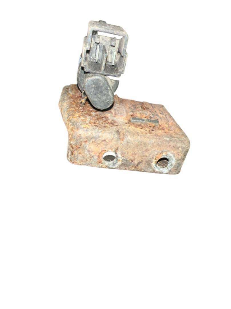 Электромагнитный клапан  Mazda 626 GE 1993г. | Фото № 2   Электромагнитный клапан  Mazda 626 GE 1993г. - Фото 2