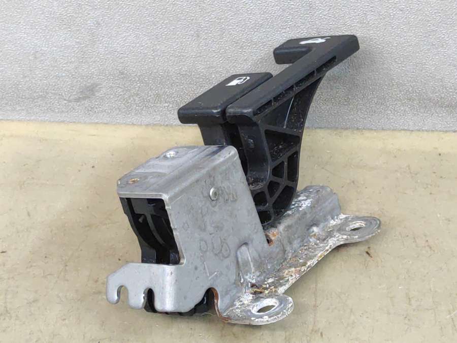 Ручка открытия лючка топливного бака  Subaru Impreza седан 2019г. | Фото № 4   Ручка открытия лючка топливного бака  Subaru Impreza седан 2019г. - Фото 4