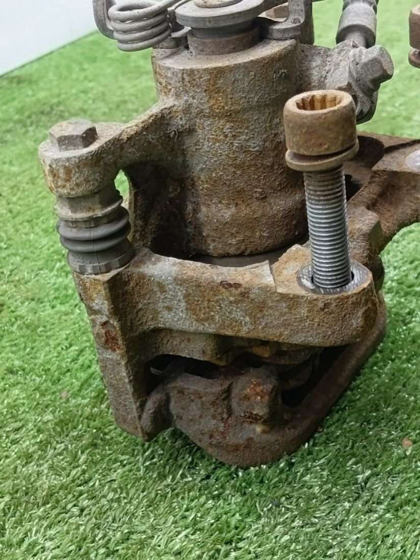 5Q0406DFR Суппорт тормозной задний правый Volkswagen Touran 1 2006г. | Фото № 10 5Q0406DFR Суппорт тормозной задний правый Volkswagen Touran 1 2006г. - Фото 10