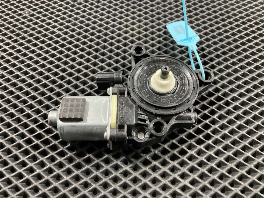 83450L3000 Моторчик стеклоподъемника задний левый  Kia K5 3 2020г. | Фото № 2  83450L3000 Моторчик стеклоподъемника задний левый  Kia K5 3 2020г. - Фото 2