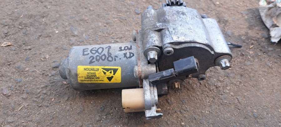 Электромотор раздаточной коробки BMW 5 E60/E61 2008г. | Фото № 1 Электромотор раздаточной коробки BMW 5 E60/E61 2008г. - Фото 1