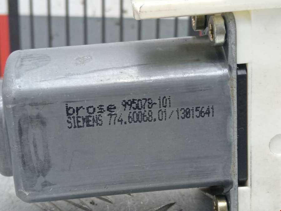 Моторчик стеклоподъемника Audi A6 C6 (2004-2011) Седан 2005г. | Фото № 4 Моторчик стеклоподъемника Audi A6 C6 (2004-2011) Седан 2005г. - Фото 4