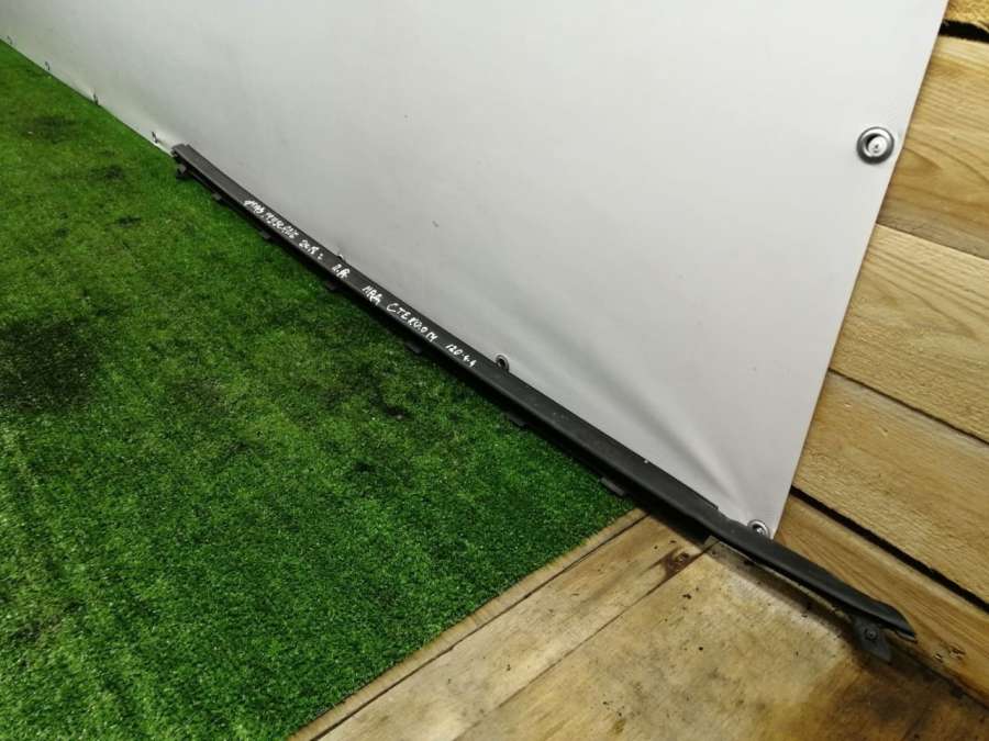 Молдинг стекла двери передней правой наружный  Ford Mustang 6 2018г. | Фото № 2   Молдинг стекла двери передней правой наружный  Ford Mustang 6 2018г. - Фото 2