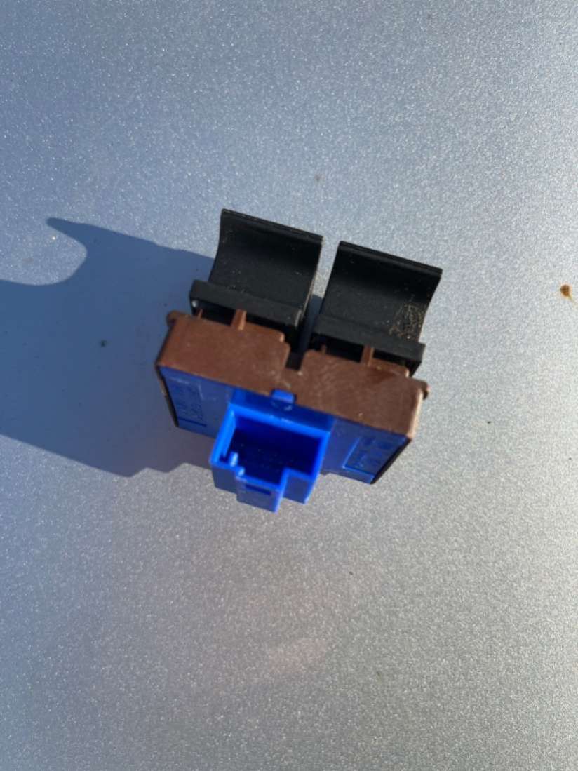 Кнопка открывания лючка бензобака Volkswagen Passat B6 2007г. | Фото № 2 Кнопка открывания лючка бензобака Volkswagen Passat B6 2007г. - Фото 2