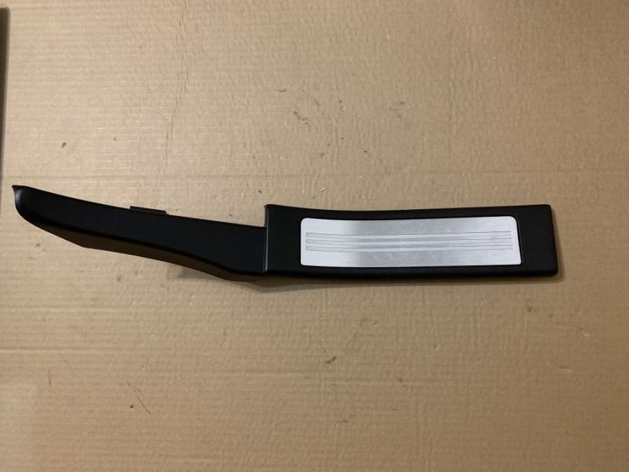 8X23-F13245-AC2Z3234LEG Накладка внутренняя на порог задняя левая  Jaguar XF X250 2010г. | Фото № 1  8X23-F13245-AC2Z3234LEG Накладка внутренняя на порог задняя левая  Jaguar XF X250 2010г. - Фото 1