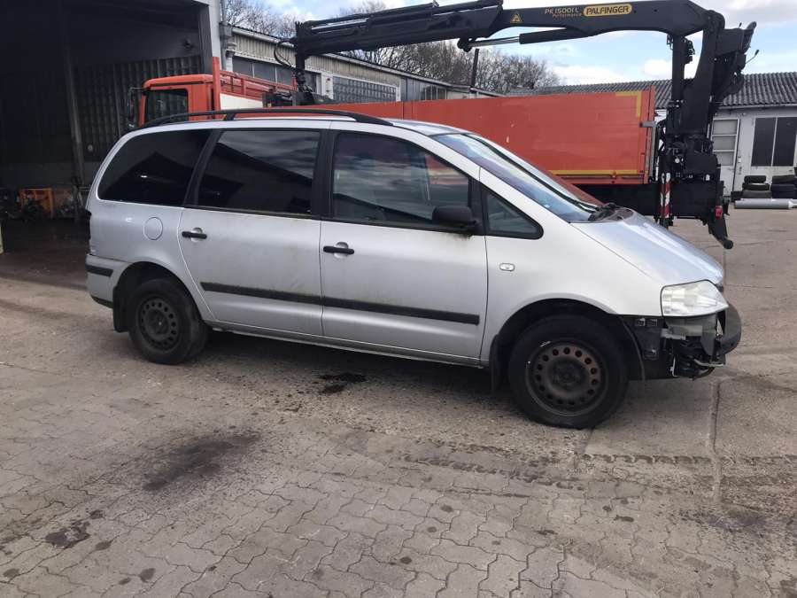 Петля крышки (двери) багажника Volkswagen Sharan 1 (1995-2010) Минивэн 2002г. | Фото № 11 Петля крышки (двери) багажника Volkswagen Sharan 1 (1995-2010) Минивэн 2002г. - Фото 11