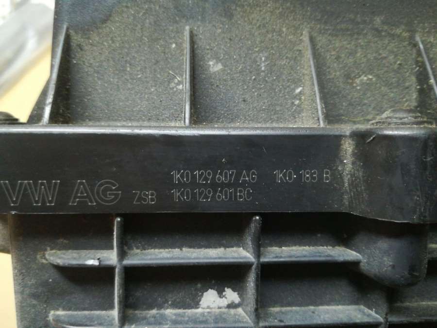 1K0129607AG Корпус воздушного фильтра  Volkswagen Passat B6 (2005-2010) 2007г. | Фото № 4  1K0129607AG Корпус воздушного фильтра  Volkswagen Passat B6 (2005-2010) 2007г. - Фото 4