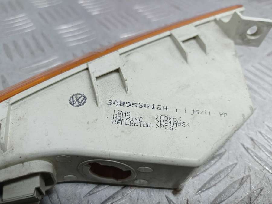 3C8953042A Указатель поворота правый  Volkswagen Passat CC Седан 2009г. | Фото № 2  3C8953042A Указатель поворота правый  Volkswagen Passat CC Седан 2009г. - Фото 2