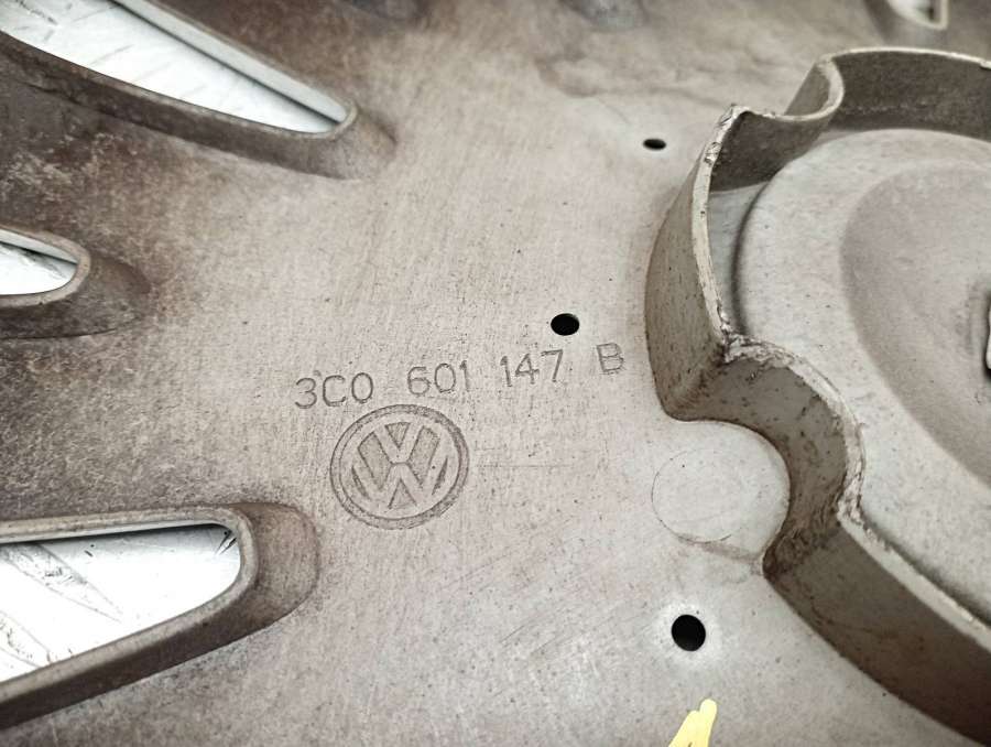 3C0601147B Колпак колесный  Volkswagen Passat B6 универсал 2007г. | Фото № 12  3C0601147B Колпак колесный  Volkswagen Passat B6 универсал 2007г. - Фото 12