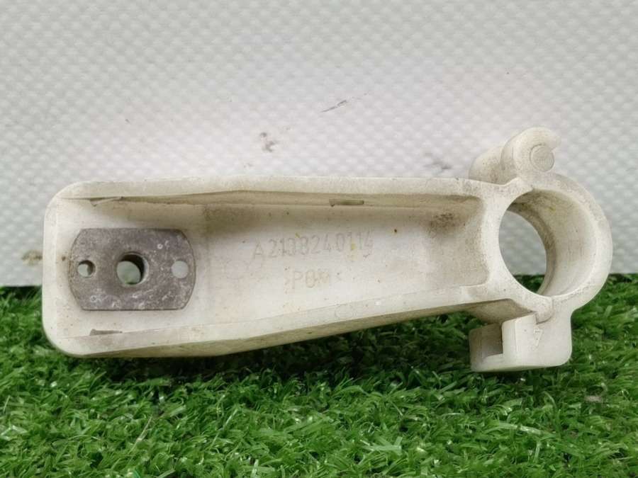 A2108240114 Кронштейн стеклоочистителя Mercedes E W210 2002г. | Фото № 1 A2108240114 Кронштейн стеклоочистителя Mercedes E W210 2002г. - Фото 1