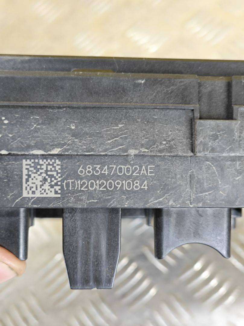 68347002AE Блок предохранителей  Jeep Grand Cherokee 5 2022г. | Фото № 2  68347002AE Блок предохранителей  Jeep Grand Cherokee 5 2022г. - Фото 2