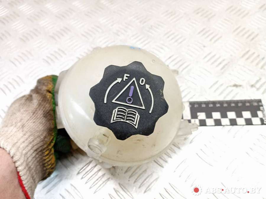 965431078096544296809684527680 Бачок расширительный  Citroen C4 2010г. | Фото № 4  965431078096544296809684527680 Бачок расширительный  Citroen C4 2010г. - Фото 4