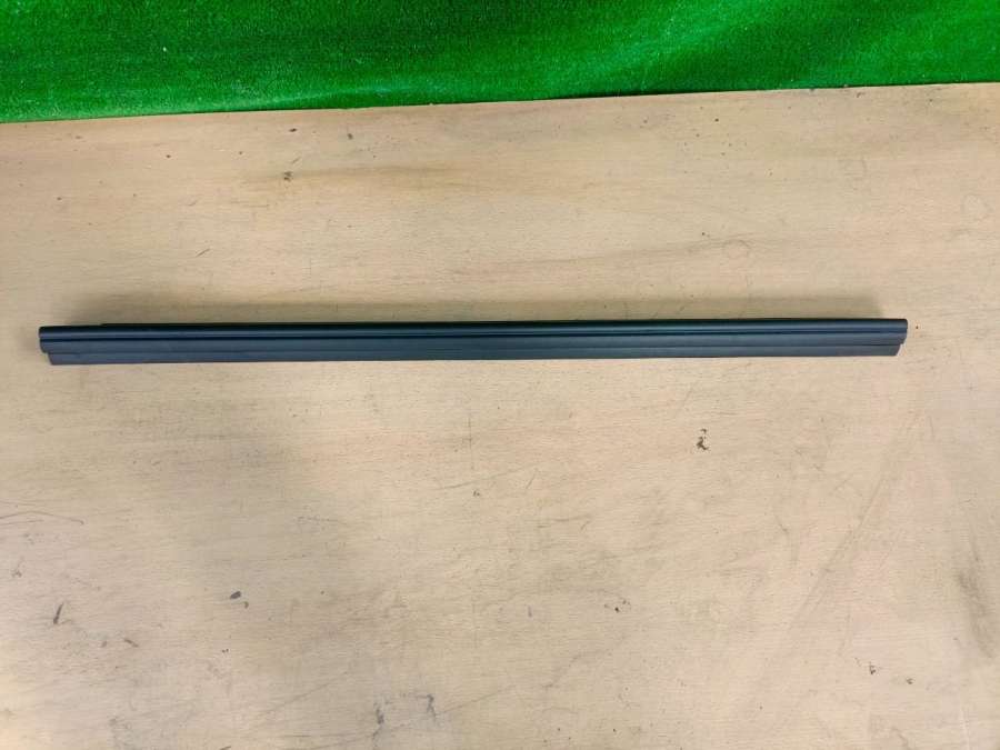 Молдинг стекла двери передней правой внутренний Chrysler Grand Voyager 4 2004г. | Фото № 1 Молдинг стекла двери передней правой внутренний Chrysler Grand Voyager 4 2004г. - Фото 1