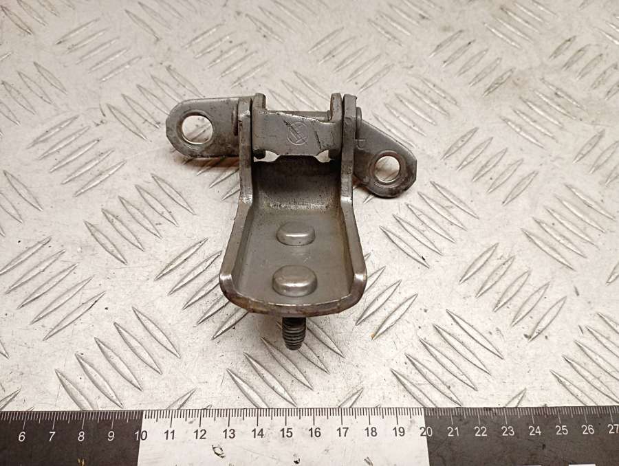 Петля двери задней левой Toyota RAV4 2 (XA20) 2004г. | Фото № 1 Петля двери задней левой Toyota RAV4 2 (XA20) 2004г. - Фото 1