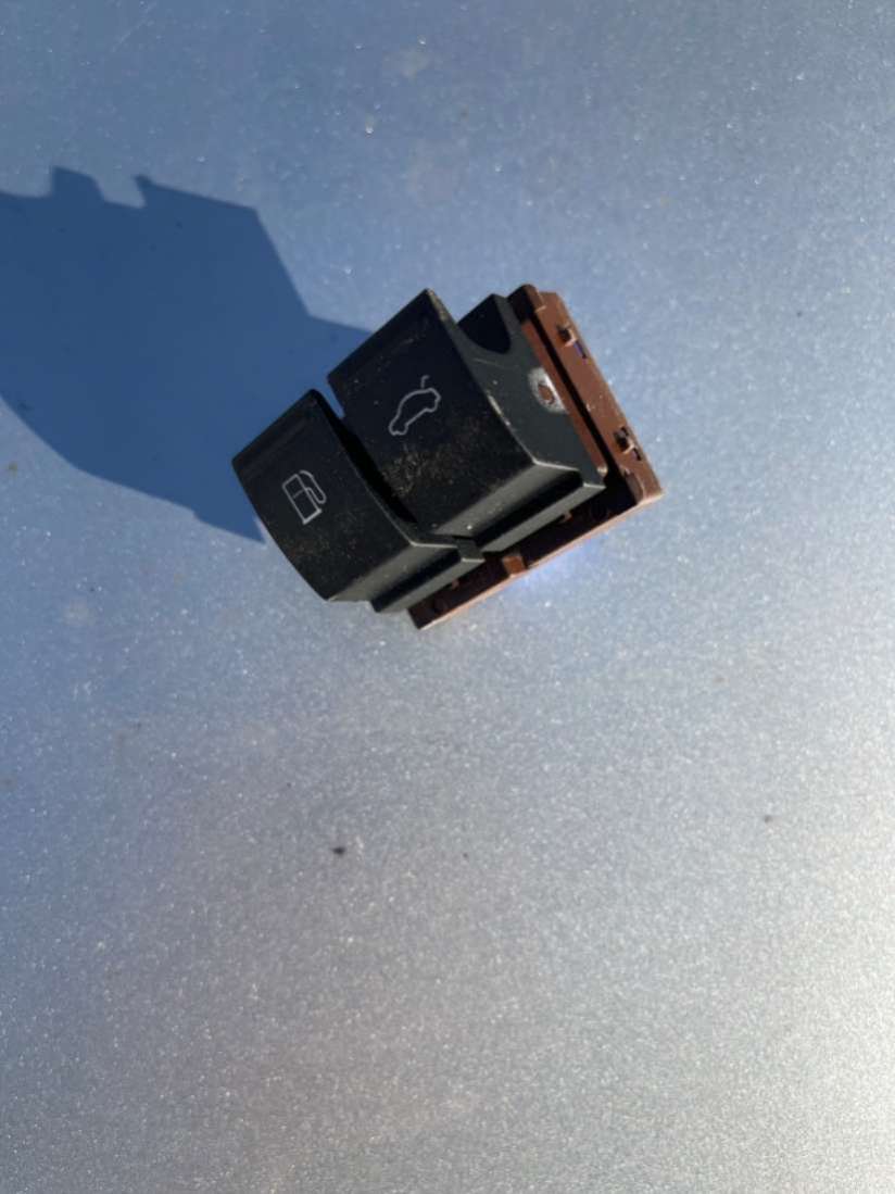 Кнопка открывания лючка бензобака Volkswagen Passat B6 2007г. | Фото № 1 Кнопка открывания лючка бензобака Volkswagen Passat B6 2007г. - Фото 1