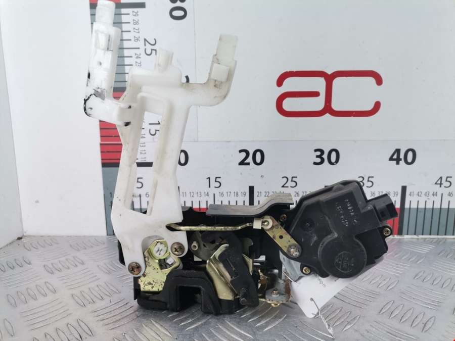 Замок двери задней левой Hyundai Santa Fe 1 (SM) (2000-2006) Внедорожник 5дв. 2004г. | Фото № 2 Замок двери задней левой Hyundai Santa Fe 1 (SM) (2000-2006) Внедорожник 5дв. 2004г. - Фото 2