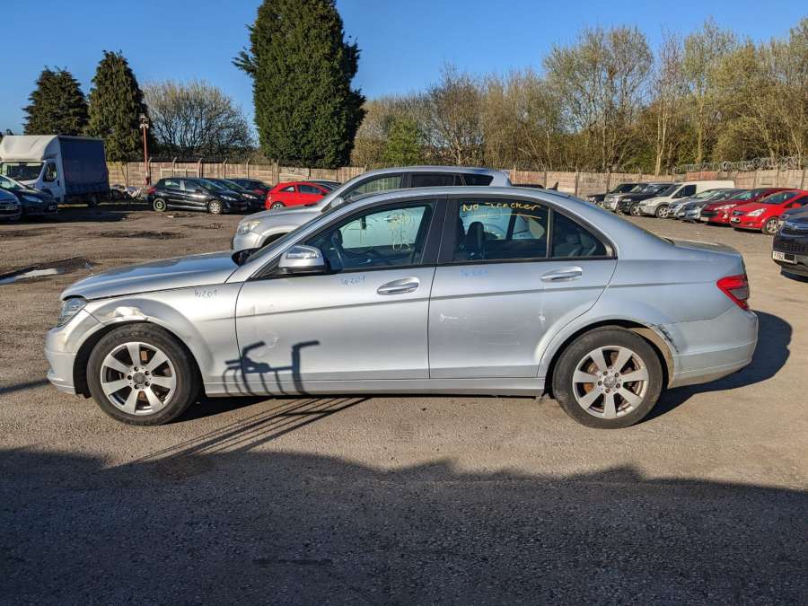 Крыло переднее левое Mercedes C-Class (W204) (2006-2015) Седан 2008г. | Фото № 12 Крыло переднее левое Mercedes C-Class (W204) (2006-2015) Седан 2008г. - Фото 12