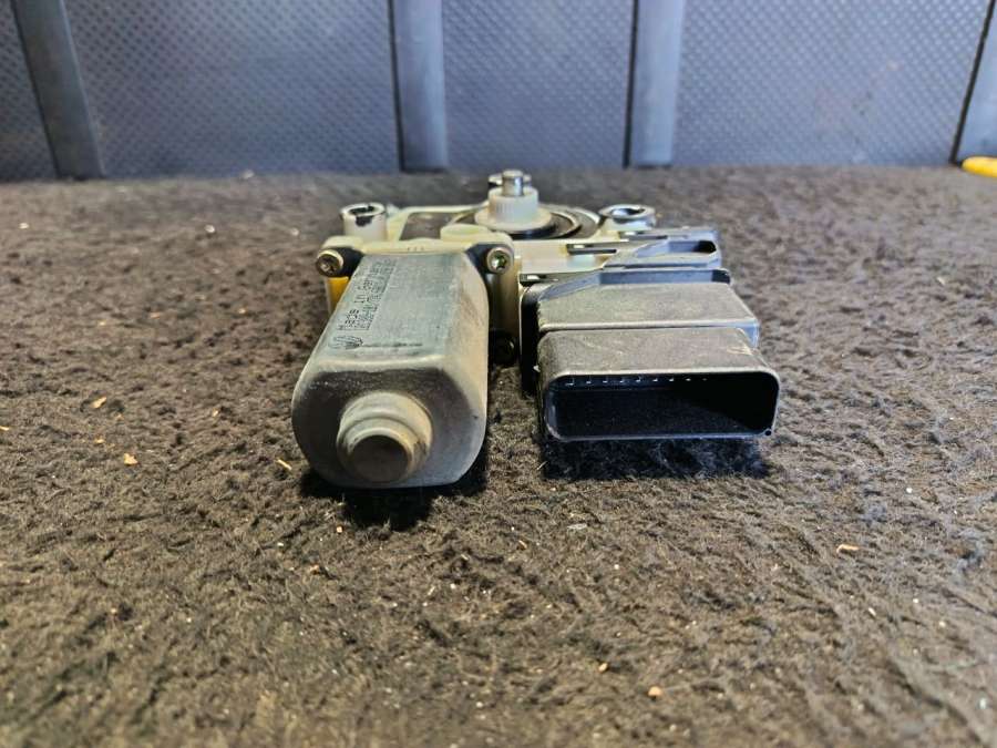 Моторчик стеклоподъемника задний правый Volkswagen Golf 4 1999г. | Фото № 6 Моторчик стеклоподъемника задний правый Volkswagen Golf 4 1999г. - Фото 6