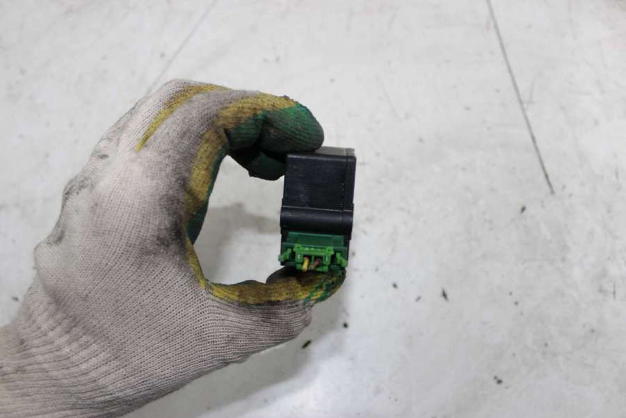 8D9962115A Активатор замка багажника Audi A4 B5 1998г. | Фото № 3 8D9962115A Активатор замка багажника Audi A4 B5 1998г. - Фото 3