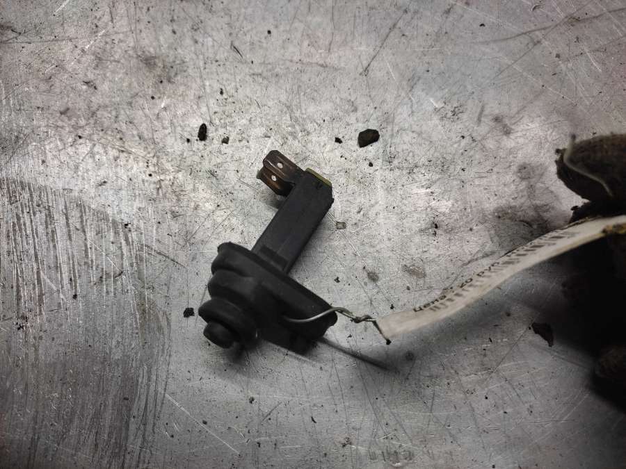 Выключатель концевой (концевик) Audi A4 Седан 1996г. | Фото № 3 Выключатель концевой (концевик) Audi A4 Седан 1996г. - Фото 3