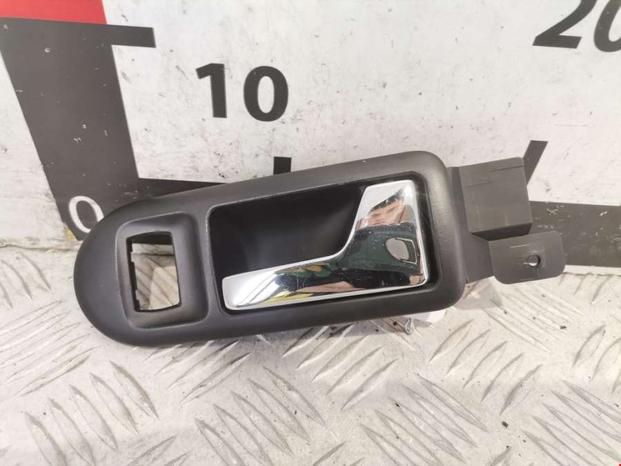 3B1837114 Ручка двери внутренняя передняя правая Volkswagen Passat 5 GP (2000-2005) Универсал 2001г. | Фото № 1 3B1837114 Ручка двери внутренняя передняя правая Volkswagen Passat 5 GP (2000-2005) Универсал 2001г. - Фото 1