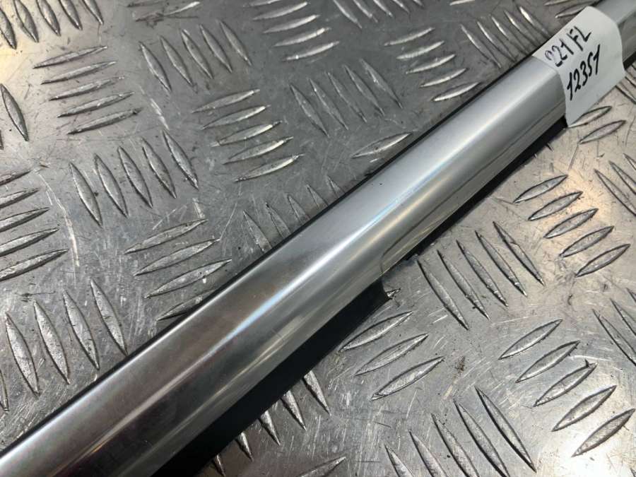 Молдинг двери передней левой  Mercedes-Benz S W221 2009г. | Фото № 3   Молдинг двери передней левой  Mercedes-Benz S W221 2009г. - Фото 3