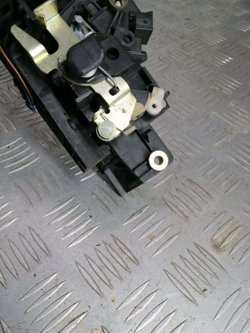 8D9827565C4B0827565H Замок крышки багажника Audi A6 C5 (S6,RS6) 2001г. | Фото № 9 8D9827565C4B0827565H Замок крышки багажника Audi A6 C5 (S6,RS6) 2001г. - Фото 9