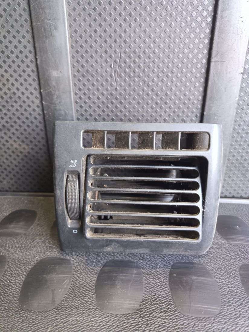 Дефлектор обдува салона Volkswagen Passat B4 1995г. | Фото № 1 Дефлектор обдува салона Volkswagen Passat B4 1995г. - Фото 1