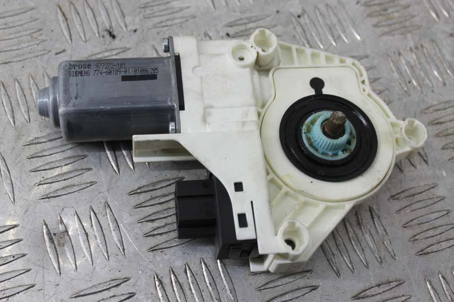 4F0959802 Моторчик стеклоподъемника передний правый Audi A6 седан 2007г. | Фото № 2 4F0959802 Моторчик стеклоподъемника передний правый Audi A6 седан 2007г. - Фото 2