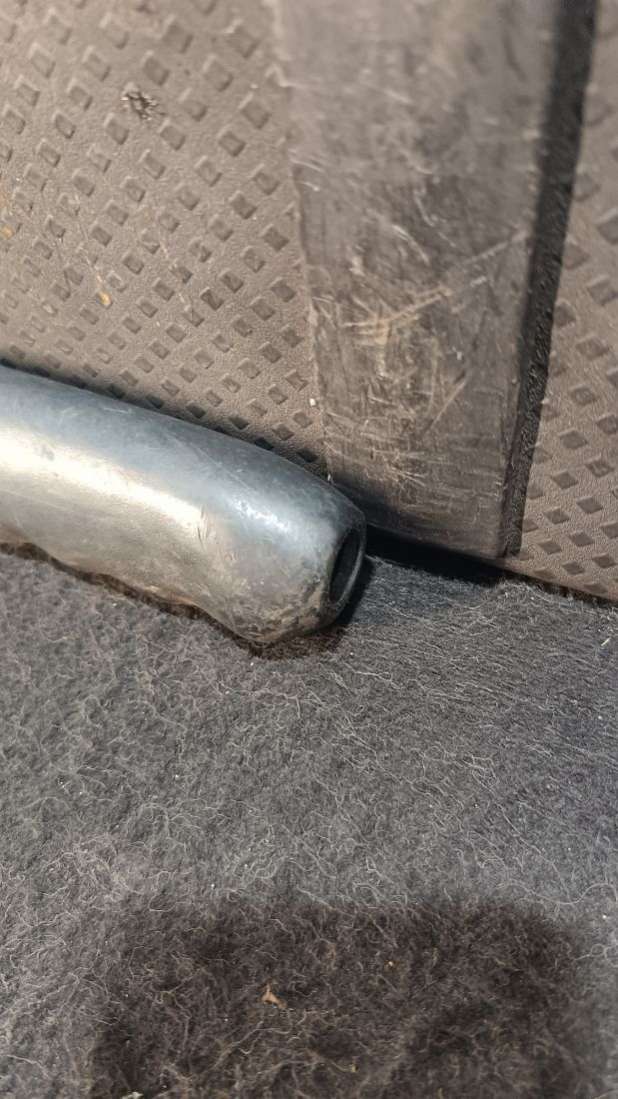 Чехол рычага ручного тормоза (ручника) Audi A6 C5 (S6,RS6) 2000г. | Фото № 3 Чехол рычага ручного тормоза (ручника) Audi A6 C5 (S6,RS6) 2000г. - Фото 3