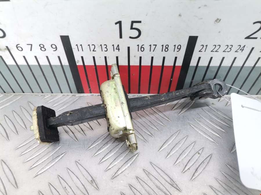 Ограничитель открывания двери задней Hyundai Santa Fe 1 (SM) (2000-2006) Внедорожник 5дв. 2004г. | Фото № 3 Ограничитель открывания двери задней Hyundai Santa Fe 1 (SM) (2000-2006) Внедорожник 5дв. 2004г. - Фото 3