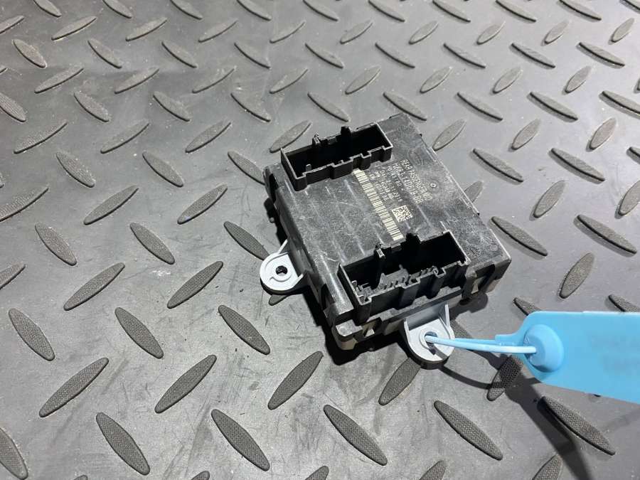 HK83-14D619-BBLR078336 Модуль управления двери задней правой  Jaguar XE X760 2016г. | Фото № 3  HK83-14D619-BBLR078336 Модуль управления двери задней правой  Jaguar XE X760 2016г. - Фото 3