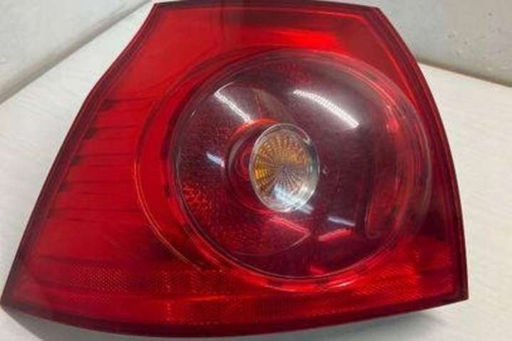 1K6945095F Фонарь задний левый  Volkswagen Golf 5 поколение (2004-2009) 2004г. | Фото № 1  1K6945095F Фонарь задний левый  Volkswagen Golf 5 поколение (2004-2009) 2004г. - Фото 1