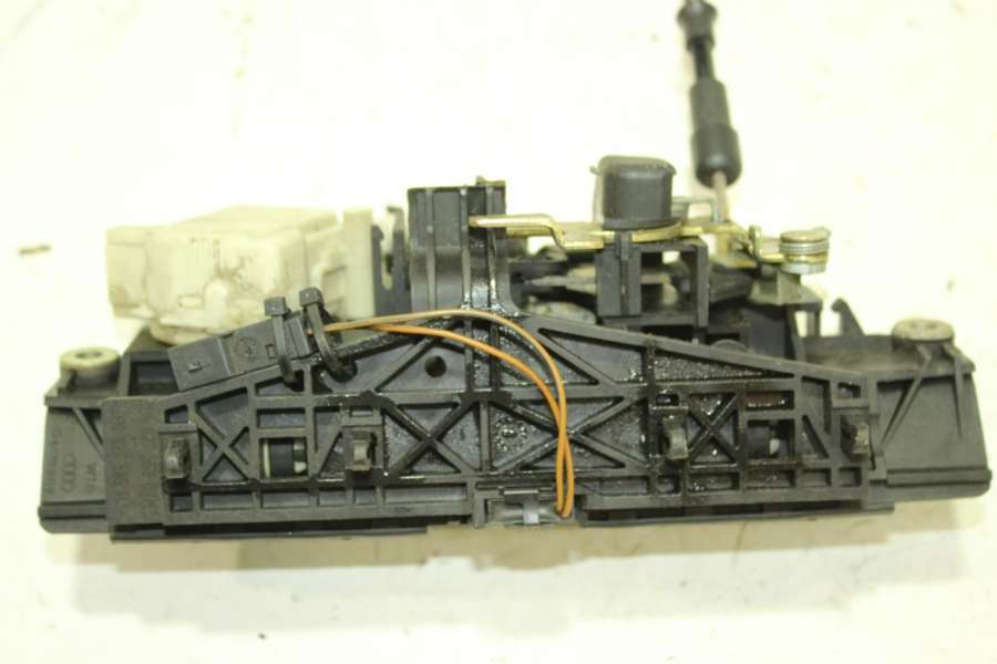 8D9827565C4B0827565H Ручка крышки багажника Audi A6 C5 (S6,RS6) 2003г. | Фото № 2 8D9827565C4B0827565H Ручка крышки багажника Audi A6 C5 (S6,RS6) 2003г. - Фото 2