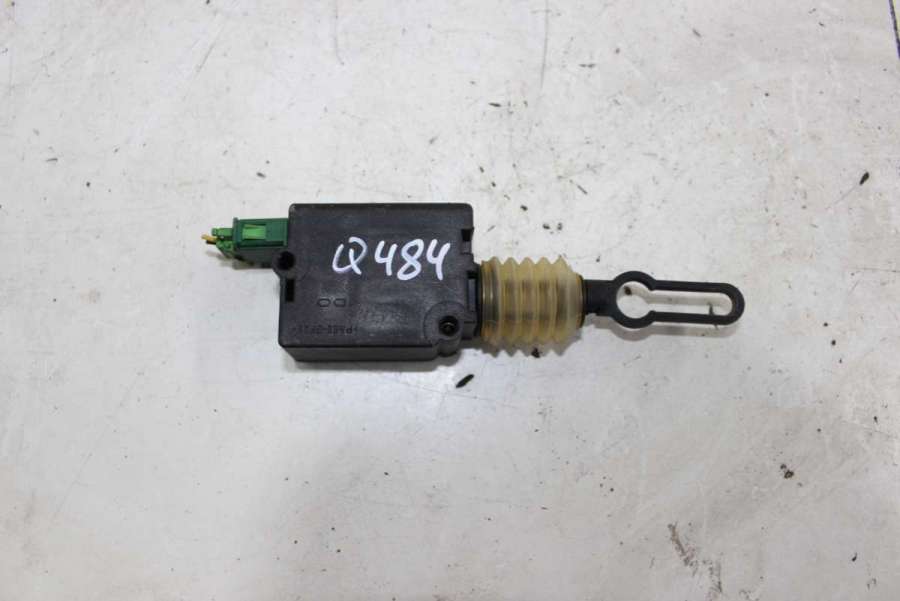 8D9962115A Активатор замка багажника Audi A4 B5 1998г. | Фото № 1 8D9962115A Активатор замка багажника Audi A4 B5 1998г. - Фото 1