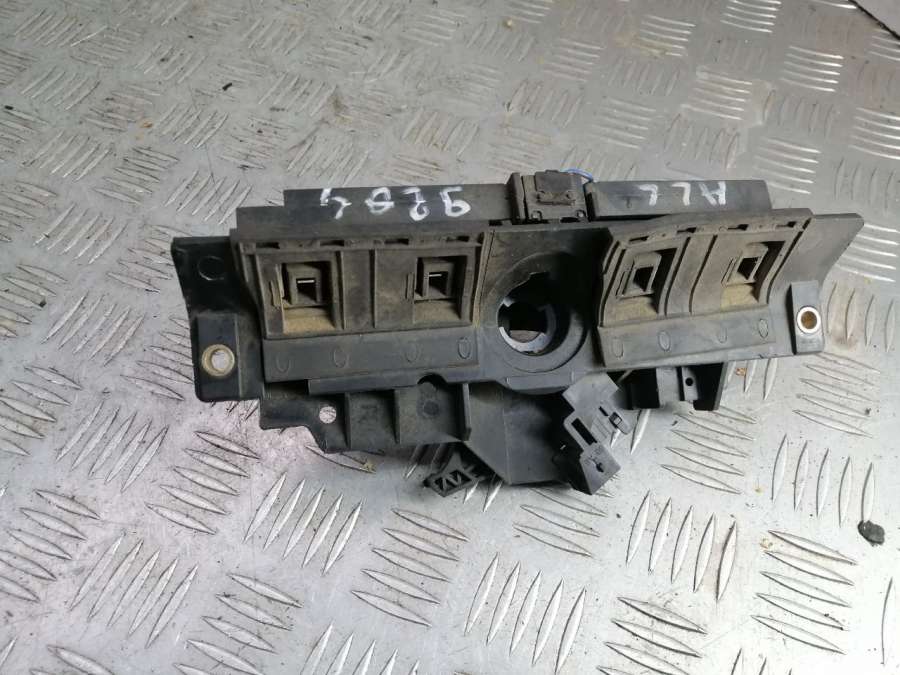 8D9827565C4B0827565H Замок крышки багажника Audi A6 C5 (S6,RS6) 2001г. | Фото № 1 8D9827565C4B0827565H Замок крышки багажника Audi A6 C5 (S6,RS6) 2001г. - Фото 1