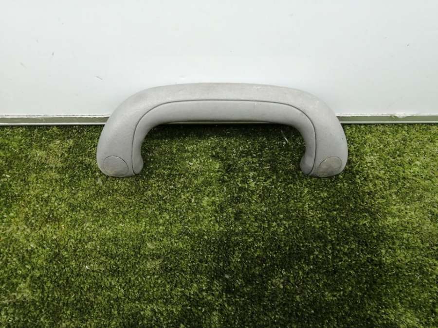 Ручка внутренняя потолочная Hyundai Terracan 2001г. | Фото № 2 Ручка внутренняя потолочная Hyundai Terracan 2001г. - Фото 2