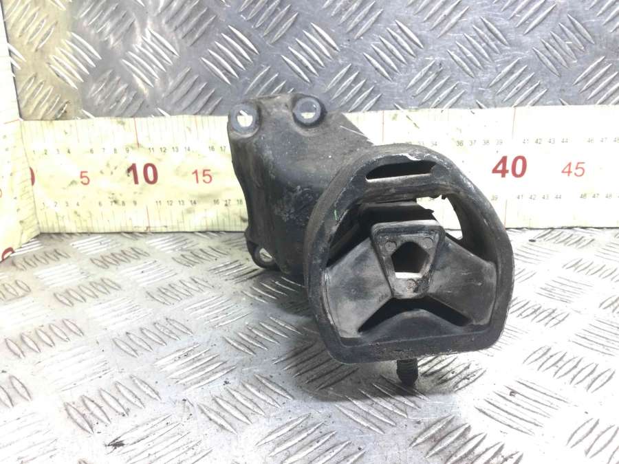 Подушка крепления КПП Volkswagen Passat Универсал 1998г. | Фото № 1 Подушка крепления КПП Volkswagen Passat Универсал 1998г. - Фото 1