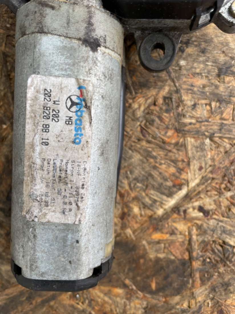 Двигатель электролюка  Mercedes C W202 1998г. | Фото № 1   Двигатель электролюка  Mercedes C W202 1998г. - Фото 1