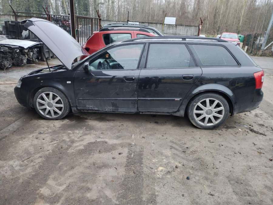 Знак аварийной остановки Audi A4 B6 (2000-2006) Универсал 2004г. | Фото № 10 Знак аварийной остановки Audi A4 B6 (2000-2006) Универсал 2004г. - Фото 10