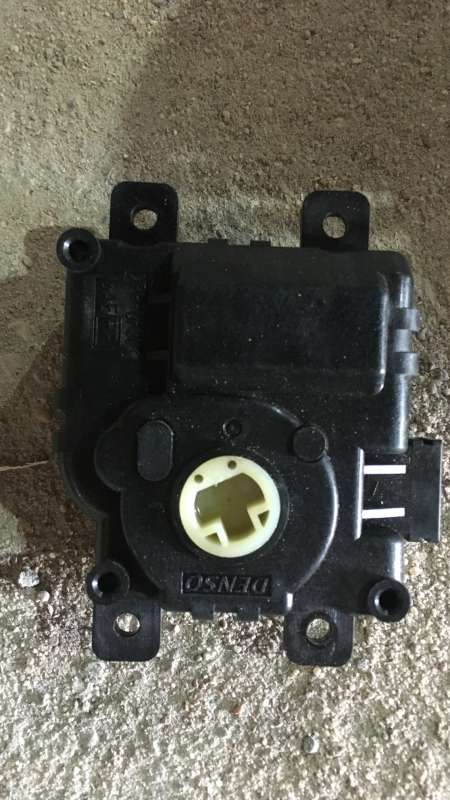 1138003770 Моторчик заслонки печки  Mazda CX-9 2017г. | Фото № 1  1138003770 Моторчик заслонки печки  Mazda CX-9 2017г. - Фото 1