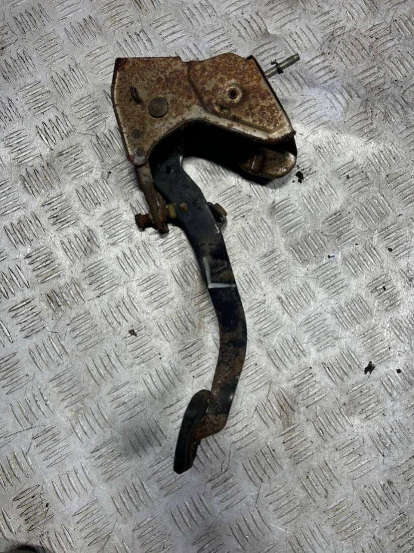 Педаль сцепления Nissan Primera 11 Хэтчбек 1998г. | Фото № 2 Педаль сцепления Nissan Primera 11 Хэтчбек 1998г. - Фото 2