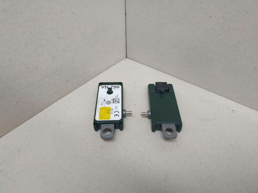 VN7567L6035577R Антенна Volkswagen Touareg внедорожник 5 дв. 2005г. | Фото № 1 VN7567L6035577R Антенна Volkswagen Touareg внедорожник 5 дв. 2005г. - Фото 1