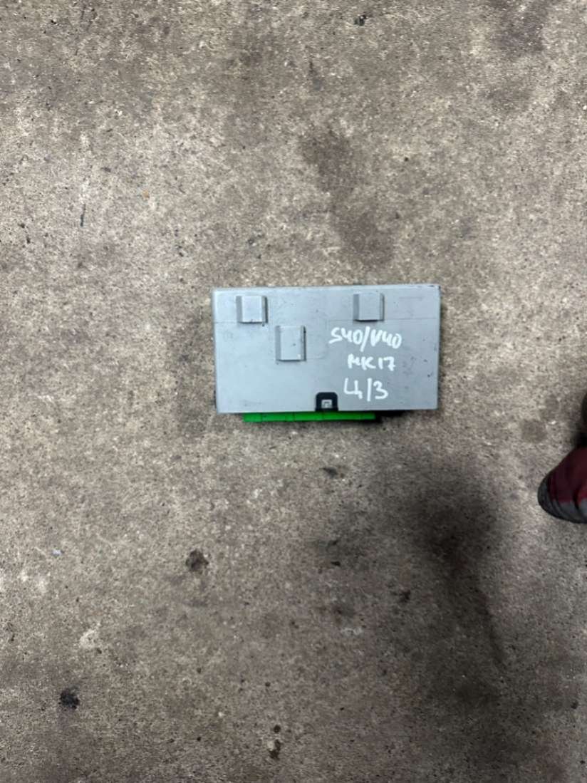 Блок управления центральным замком Volvo V40 1 2000г. | Фото № 1 Блок управления центральным замком Volvo V40 1 2000г. - Фото 1