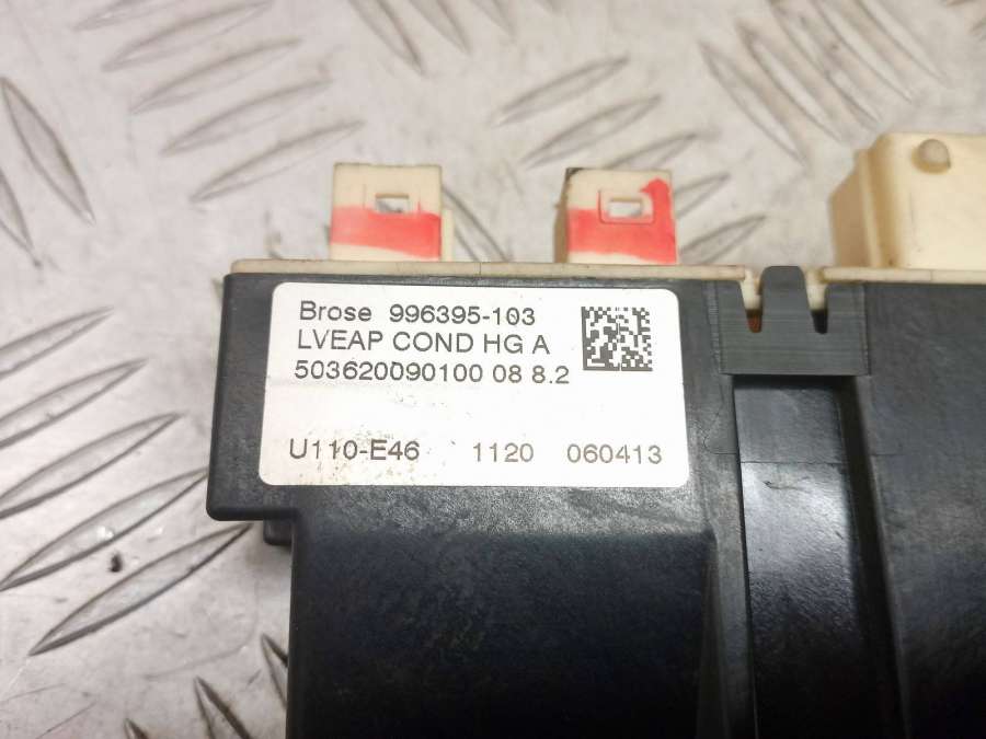 7746004902996395103997833102 Моторчик стеклоподъемника передний левый  Citroen C5 2002г. | Фото № 6  7746004902996395103997833102 Моторчик стеклоподъемника передний левый  Citroen C5 2002г. - Фото 6